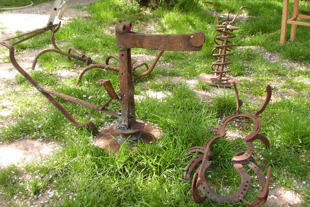 construction sculpture métal art brut instrument musique jardin